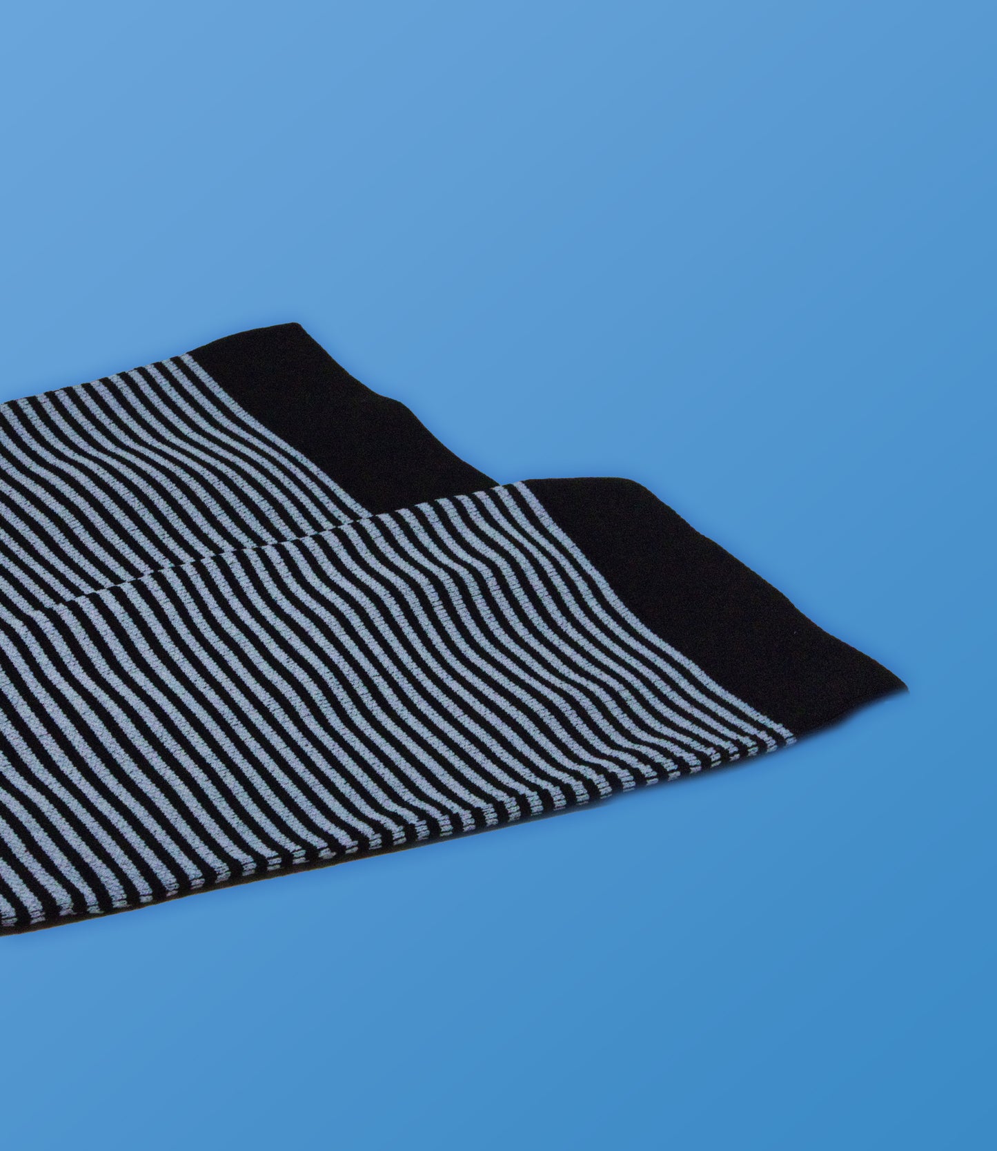Chaussettes de compression à fines rayures noires et blanches